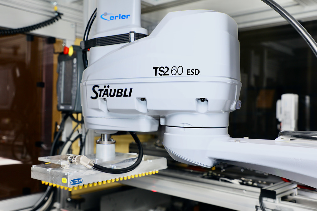 Tek bir hareketle, bir robot 176 çipi özel bir tepsiye yerleştiriyor ve ardından bunları bir aşındırma banyosuna daldırıyor